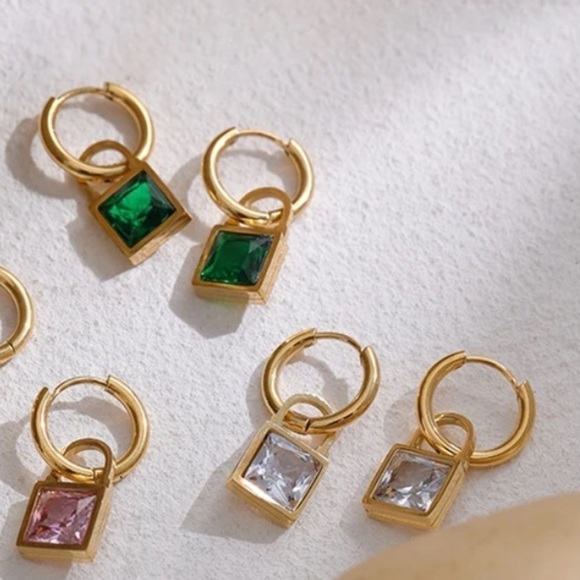 ⭐️ 𝅺NEW Clear or Emerald Green Gemstone 18K Gold Plated Hoop Earrings - Picture 4 of 15
